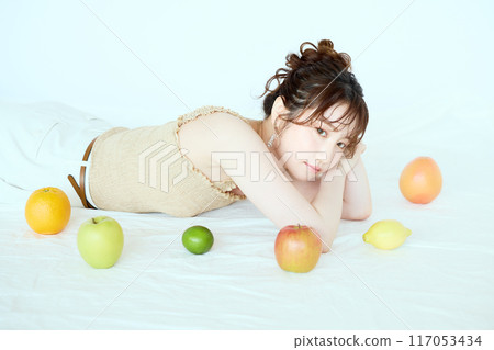 Portrait of a woman surrounded by fruit Portrait of a woman surrounded by fruit 117053434