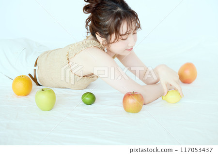 一個被水果包圍的女人的肖像 117053437