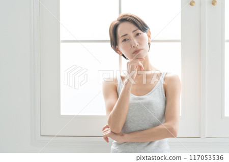 中年婦女頭痛 117053536