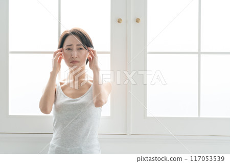 中年婦女頭痛 117053539