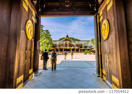 日本寒川城市景觀，相模國一宮寒川神社。從神社大門後面可以看到本殿 = 2020年7月21日 117054912