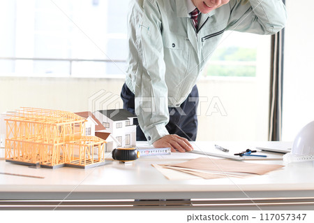 一位身穿工作服、做建築設計的憂心忡忡的亞洲男子 117057347