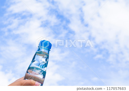 彈珠汽水瓶在藍天上舉起 彈珠汽水瓶在藍天上舉起 117057683