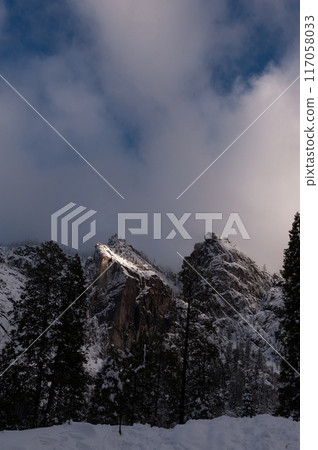 Yosemite valley in winter 117058033