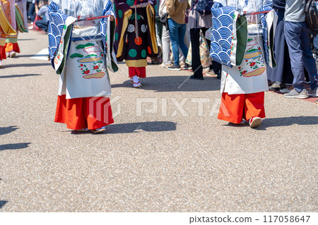 在三重縣明和町舉行的齋王節上，齋王團體和圍觀者 117058647