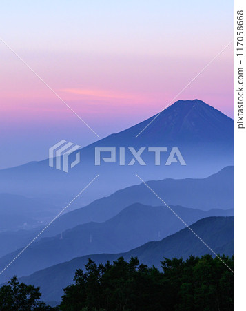 （山梨縣）初夏清晨從雁原折山眺望富士山的壯麗景色 117058668