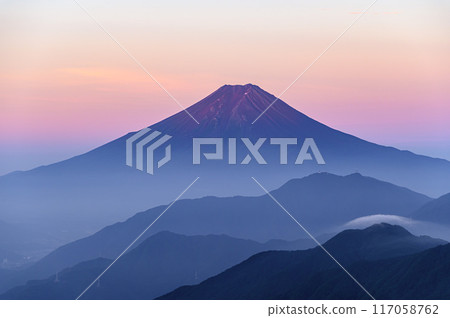 （山梨縣）夏季清晨從雁原折山看到的紅富士和連峰的壯麗景色 117058762