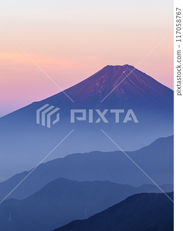 （山梨縣）夏季清晨從雁原折山看到的紅富士和連峰的壯麗景色 117058767