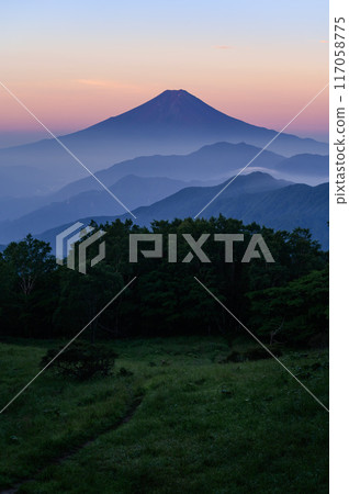 （山梨縣）夏季清晨從雁原折山看到的紅富士和連峰的壯麗景色 117058775