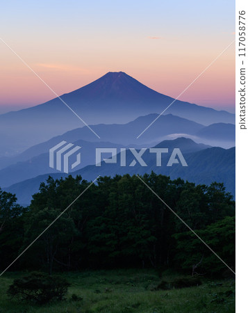 (山梨縣)夏季清晨從雁原折山看到的紅富士和連峰的壯麗景色 (山梨縣)夏季清晨從雁原折山看到的紅富士和連峰的壯麗景色 117058776