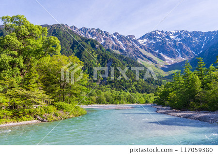 從上高地河童橋欣賞的景色,這裡是日本最好的山區度假勝地之一,綠意盎然 從上高地河童橋欣賞的景色,這裡是日本最好的山區度假勝地之一,綠意盎然 117059380