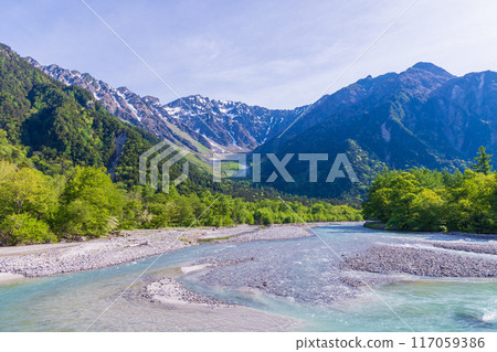 日本最好的山區度假勝地之一,上高地的清新綠意,穗高山脈 日本最好的山區度假勝地之一,上高地的清新綠意,穗高山脈 117059386