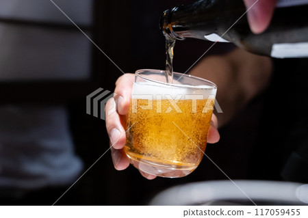 瓶裝啤酒倒入杯中 117059455