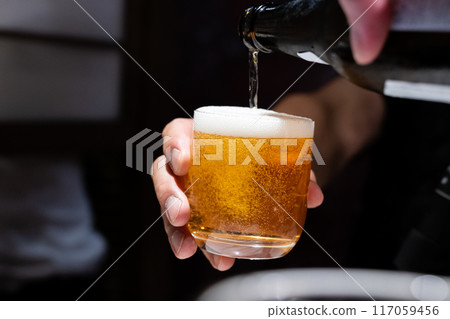 瓶裝啤酒倒入杯中 117059456
