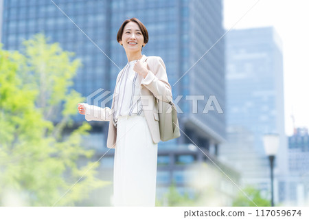 在辦公區工作的中年女商人 117059674