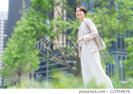 在辦公區工作的中年女商人 117059676