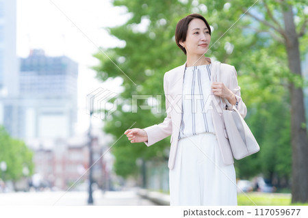 在辦公區工作的中年女商人 117059677