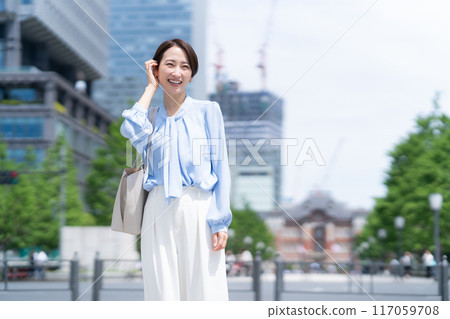 在辦公區工作的中年女商人 117059708