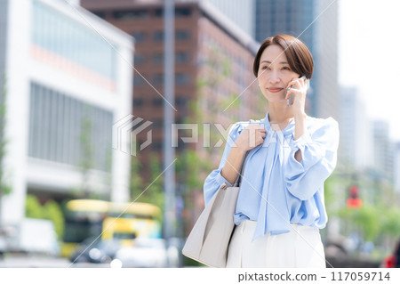 在辦公區工作的中年女商人 117059714