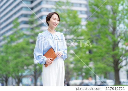 在辦公區工作的中年女商人 117059721