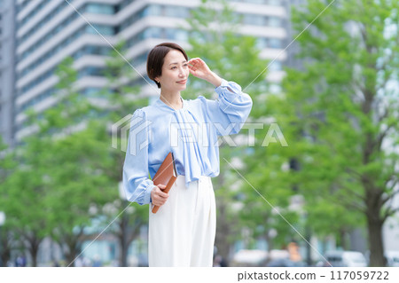 在辦公區工作的中年女商人 117059722