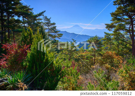 秋天的山梨縣甲府市昇仙峽索道山頂站浮藤廣場向南眺望 117059812