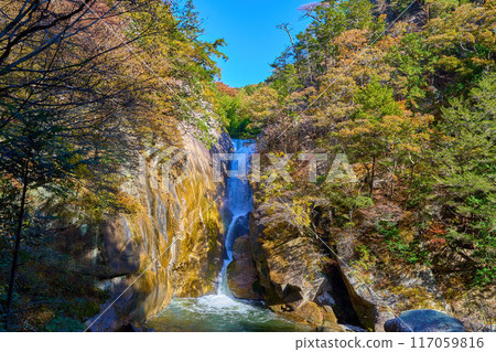 Sengataki Falls in Shosenkyo Gorge, Kofu City, Yamanashi Prefecture on a clear autumn day Sengataki Falls in Shosenkyo Gorge, Kofu City, Yamanashi Prefecture on a clear autumn day 117059816