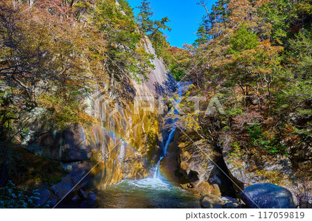 Sengataki Falls in Shosenkyo Gorge, Kofu City, Yamanashi Prefecture on a clear autumn day Sengataki Falls in Shosenkyo Gorge, Kofu City, Yamanashi Prefecture on a clear autumn day 117059819