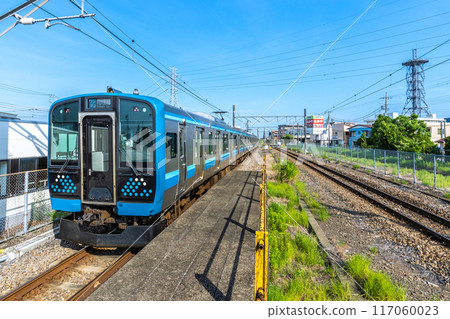 日本七月寒川城市景觀。 JR相模線寒川站和JR相模線新E131系列列車的視圖= 21號 117060023
