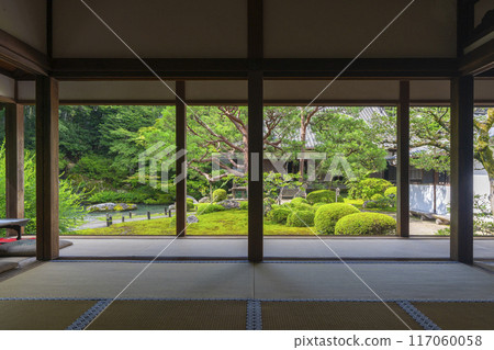 從花鳥殿眺望新綠的京都、青蓮院、相阿美庭園 117060058