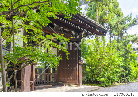 鮮綠的京都青蓮院禦幸門(四足門) 鮮綠的京都青蓮院禦幸門(四足門) 117060113