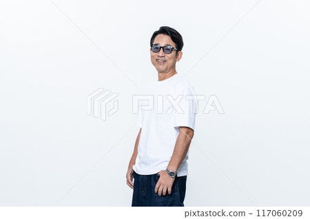 戴墨鏡的中年男子 戴墨鏡的中年男子 117060209