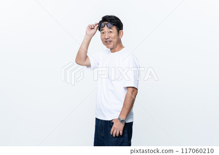 戴墨鏡的中年男子 117060210