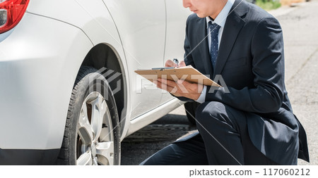 由銷售員/評估員使用清單來評估和評估汽車。 117060212