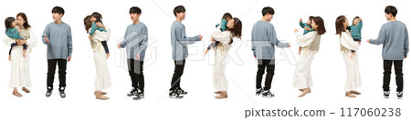 抱著女嬰的一家人全身圖摳圖素材 117060238