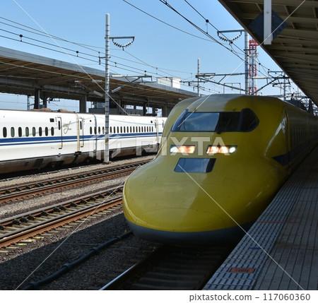 Doctor Yellow stopped at the station 117060360