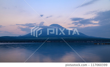 Inverted Fuji seen from Lake Yamanaka at dawn in summer 117060399