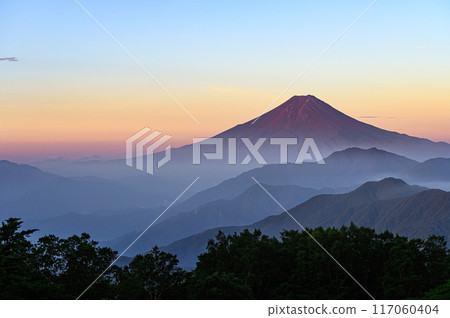 從山梨縣雁原折山眺望紅富士和連峰的壯麗景色 117060404