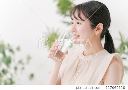 喝一杯水的年輕女人 117060618