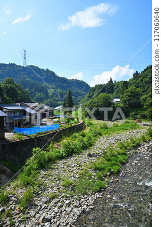 Kiyotsu River: Dangerous riverside houses, view from Mannen Bridge, Tokamachi City, Niigata Prefecture Kiyotsu River: Dangerous riverside houses, view from Mannen Bridge, Tokamachi City, Niigata Prefecture 117060640