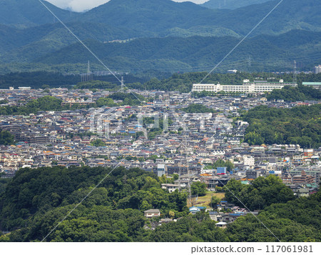 依山而建的人口密集住宅區 117061981