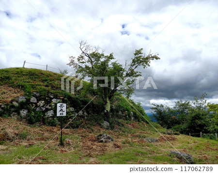 Kuroi Castle, one of Japan's top 100 castles, stone wall of Ninomaru from Sannomaru Kuroi Castle, one of Japan's top 100 castles, stone wall of Ninomaru from Sannomaru 117062789