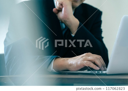 商人一邊看電腦一邊擔心 117062823