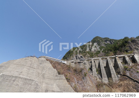 立山黑部阿爾卑斯山脈路線黑部水壩展望台與吊車基礎遺跡 117062969