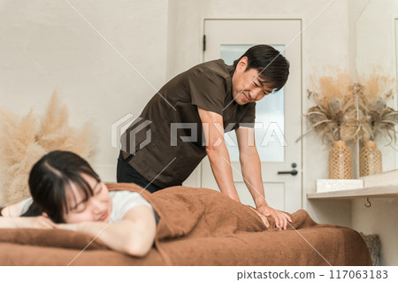 A woman who goes to reflexology, a chiropractic clinic, an osteopathic clinic, and a foot massage, and a chiropractor and therapist (foot massage) 117063183