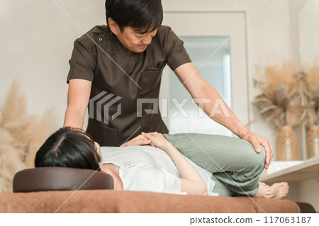 Women who go to pelvic correction, chiropractic clinic, osteopathic clinic, and massage, and chiropractors and therapists 117063187