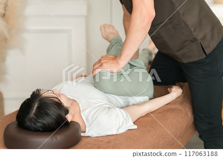 前往骨盆矯正、脊椎按摩診所、整骨診所、按摩、脊椎按摩師和治療師就診的女性 117063188