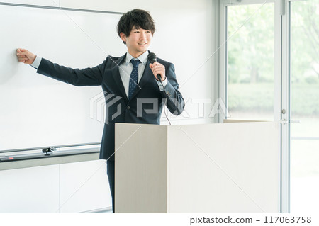 一名男子在研討會、學習課程、培訓、會議、課程、工作坊、活動中發表演講 117063758