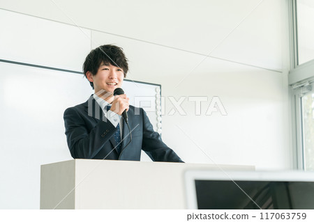 一名男子在補習班講師、研討會、學習課程、培訓、會議、課程、工作坊、活動的舞台上演講 117063759