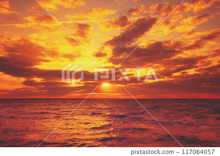 Seascape in the early morning. Sunrise over the sea 117064057